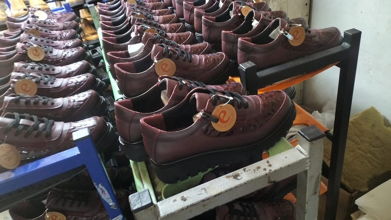 Chaussures sur la chaîne de production